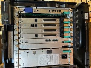 Panasonic KX-TDA100CE 4db ISDN fővonal + 8 analóg fővonal / 16 analóg mellék hívószámkijelzés nélkül + 16 digitális mellék hívószámkijelzéssel