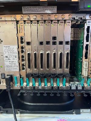 Panasonic KX-TDA200CE 8db ISDN fővonal + 8 analóg fővonal / 48 analóg mellék hívószámkijelzés nélkül + 32 digitális mellék hívószámkijelzéssel + 4 kaputelefon